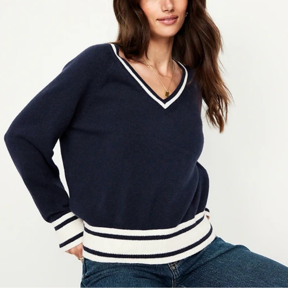 Old‎ Navy Women's SoSoft Loose Navy V-Neck Sweater with White Trim Size Medium